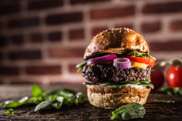 Ispanak yaprakları salata soğan domates ve peynir ile lezzetli sığır burger