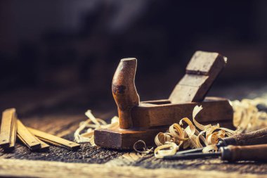 Marangozluk atölyesinde eski planer ve diğer vintage marangoz araçları