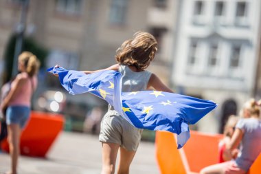 Avrupa Birliği bayrağı ile sevimli mutlu genç kız