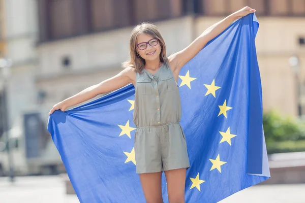 Roztomilá šťastná mladá dívka s vlajkou Evropské unie — Stock fotografie