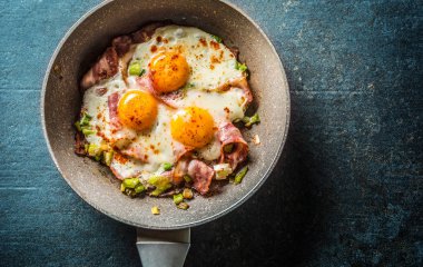 İngiliz kahvaltı seramik tavada kızarmış pastırma jambon ve yumurta