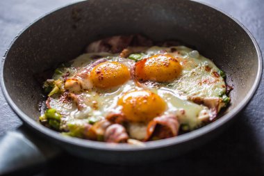 İngiliz kahvaltı seramik tavada kızarmış pastırma jambon ve yumurta