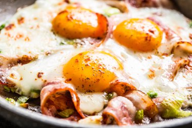 İngiliz kahvaltı seramik tavada kızarmış pastırma jambon ve yumurta