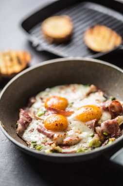 İngiliz kahvaltı seramik tavada kızarmış pastırma jambon ve yumurta