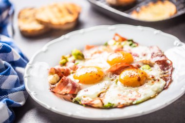 İngiliz kahvaltı kızarmış pastırma jambon ve yumurta beyaz tabak