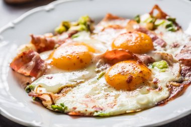 İngiliz kahvaltı kızarmış pastırma jambon ve yumurta beyaz tabak