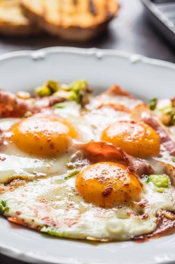 İngiliz kahvaltı kızarmış pastırma jambon ve yumurta beyaz tabak