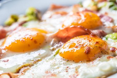 İngiliz kahvaltı kızarmış pastırma jambon ve yumurta beyaz tabak
