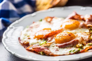 İngiliz kahvaltı kızarmış pastırma jambon ve yumurta beyaz tabak