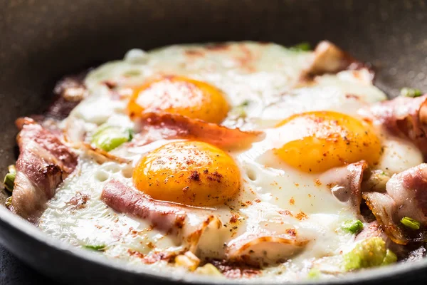 Pequeno-almoço inglês presunto de bacon frito e ovos em panela cerâmica — Fotografia de Stock