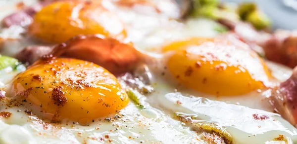 İngiliz kahvaltı kızarmış pastırma jambon ve yumurta beyaz tabak