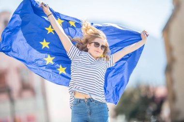 Avrupa Birliği bayrağı ile çekici mutlu genç kız