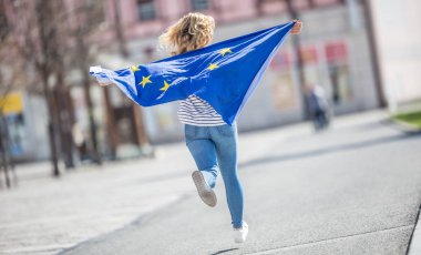 Avrupa Birliği bayrağı ile çekici mutlu genç kız