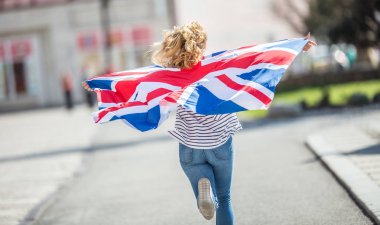 Büyük Britanya bayrağı ile çekici mutlu genç kız
