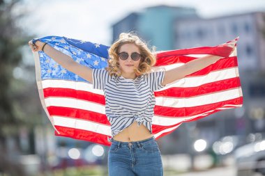 Amerika Birleşik Devletleri o bayrağı ile Çekici mutlu genç kız