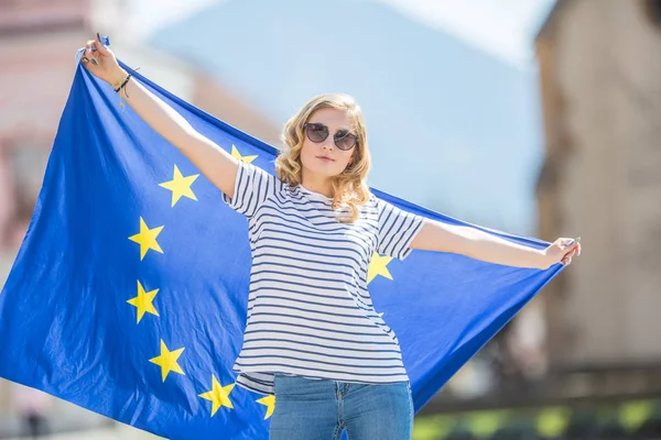 Přitažlivá šťastná mladá dívka s vlajkou Evropské unie — Stock fotografie