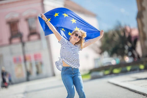 Přitažlivá šťastná mladá dívka s vlajkou Evropské unie — Stock fotografie