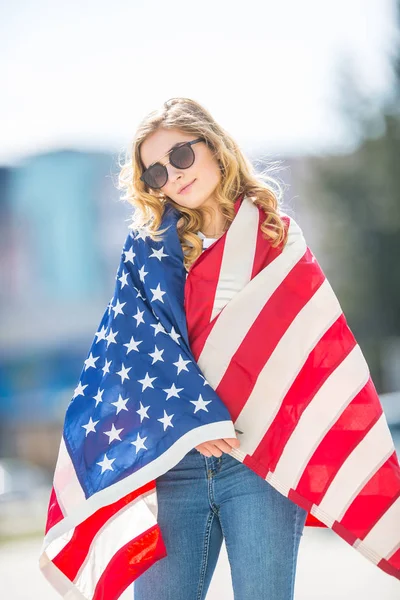 Atrakcyjna szczęśliwa młoda dziewczyna z flagą Stanów Zjednoczonych o — Zdjęcie stockowe