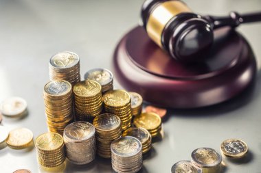 Arka planda euro sikke ve adalet çekiç ile Kuleler
