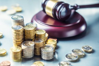 Arka planda euro sikke ve adalet çekiç ile Kuleler