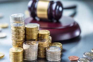 Arka planda euro sikke ve adalet çekiç ile Kuleler