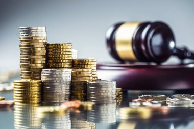 Arka planda euro sikke ve adalet çekiç ile Kuleler
