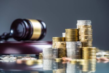 Arka planda euro sikke ve adalet çekiç ile Kuleler