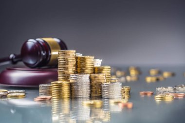 Arka planda euro sikke ve adalet çekiç ile Kuleler