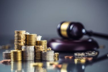 Arka planda euro sikke ve adalet çekiç ile Kuleler