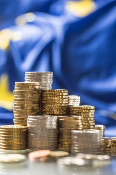 Torens met euromunten en vlag van de Europese Unie op de achtergrond — Stockfoto