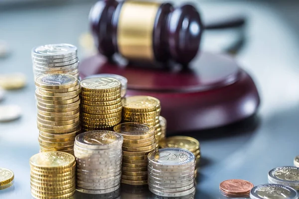 Arka planda euro sikke ve adalet çekiç ile Kuleler
