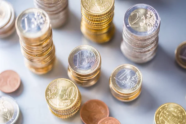 Вежі євро монети укладаються в різних позиціях — стокове фото