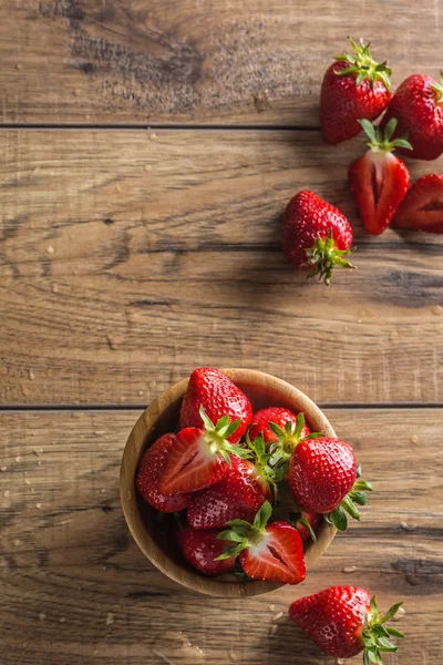 Saftigt tvättade jordgubbar i träskål på köksbordet — Stockfoto