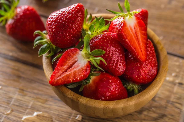 Saftig gewaschene Erdbeeren in Holzschale auf Küchentisch — Stockfoto