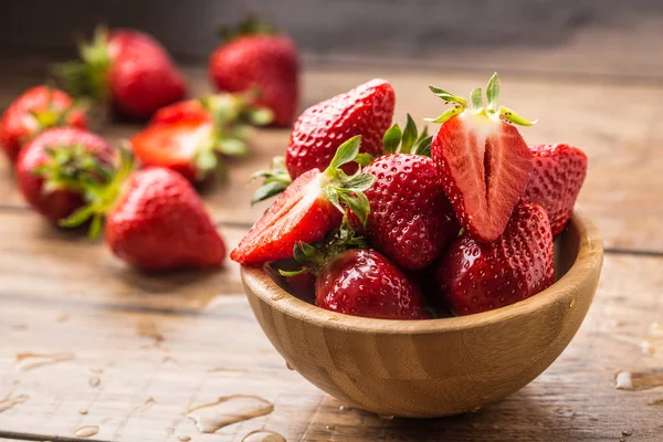 Saftigt tvättade jordgubbar i träskål på köksbordet — Stockfoto