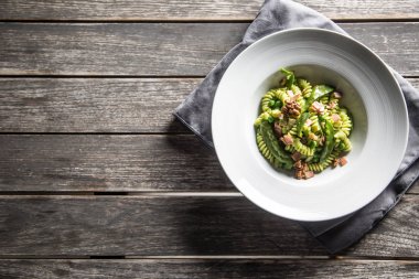 Yeşil bezelye jambon ve ceviz ile Fusilli makarna. İtalyan veya Akdeniz mutfağı