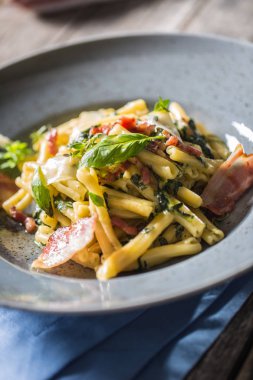 Pastırma pancetta parmesan peyniri ve otlar fesleğen ile Makarna casarecce. İtalyan veya Akdeniz mutfağı.