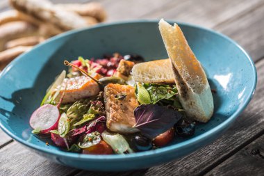 Kavrulmuş somon zeytinyağı ve baget ile taze sebze salatası