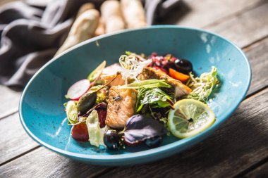 Kavrulmuş somon zeytinyağı ve baget ile taze sebze salatası