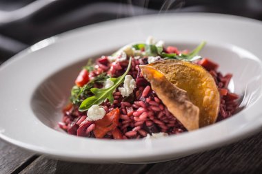 Beyaz peynir patates cipsi arugula ve zeytinyağı ile Pancar risotto