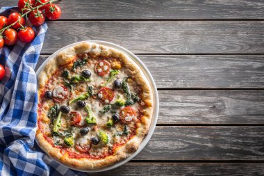 Brokoli ıspanak domates zeytin ve mozzarela veya parmesan peyniri ile Irtalian pizza. Akdeniz vejetaryen yemeği