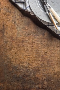 Boş pas arka plan üzerinde peçete de görünümü bıçak çatal plaka üst