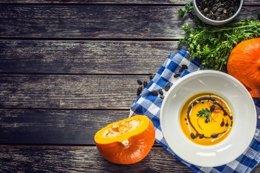 Mutfak masasında tohum ve maydanoz ile kabak krema çorbası - Üst görünümü
