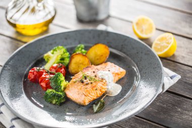 Kavrulmuş somon fileto brokoli domates ve dereotu krema soslu kızarmış patates