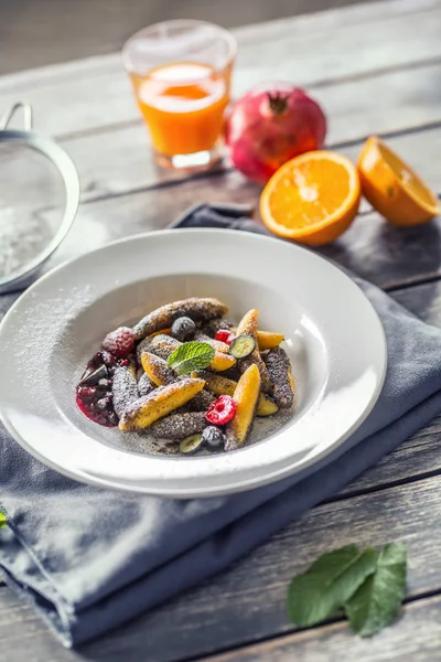 Potatis dumplings sulance Gnocci med frästa vallmofrön shugar pulver och marmelad. Traditionell slovakisk tjeckisk och österrikisk söt mat — Stockfoto