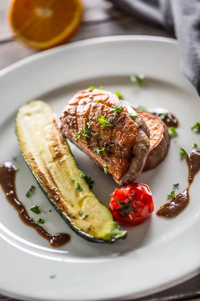 Poitrine de canard rôtie aux tomates courgettes et aux herbes de persil — Photo