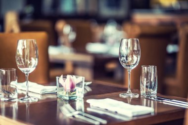 Restoran veya otelde gözlük, peçete ve çatal bıçak takımı ile lüks masa