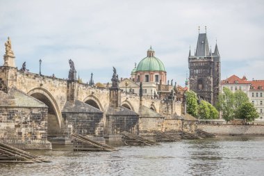 Eski şehir Prag'da Vltava nehri üzerinde Charles köprüsü