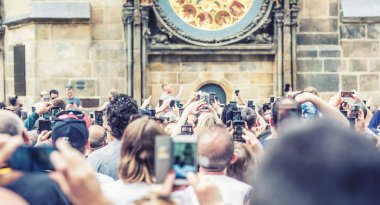 Prag, Çek Cumhuriyeti - 26.09.2019. Turistler eski şehir meydanında fotoğraf ve video yapmak. Fotoğraf çekin ve Astronomik saat Orloj ateş