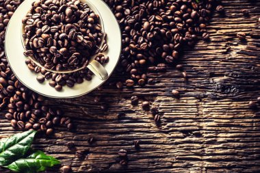 Rustik meşe masada kahve çekirdekleri dolu görünümü fincan Top